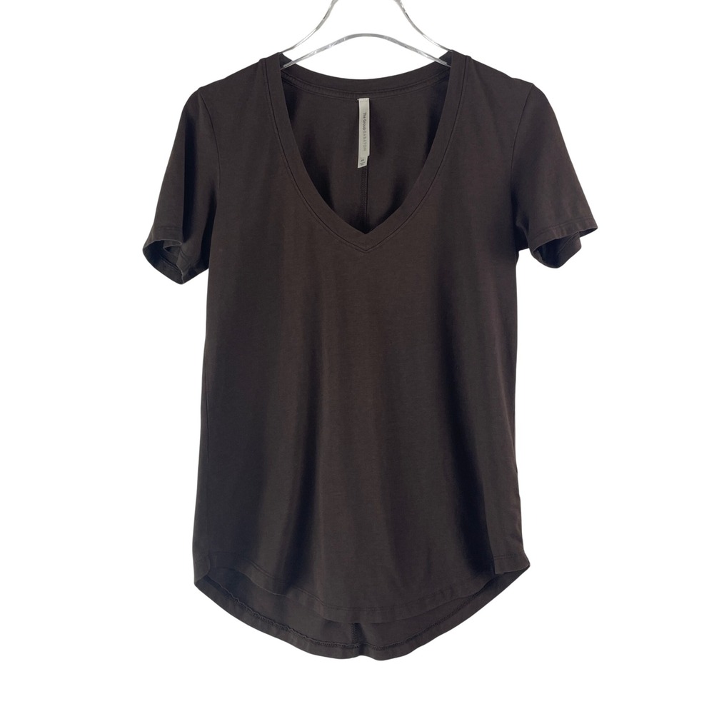 The Group Babaton V-Neck T-Shirt XS Brown Minimalist Basics Aritzia Capsule